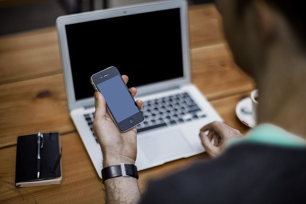 Idosos e Tecnologia: Usar Celular e Computador Protege a Memória?
