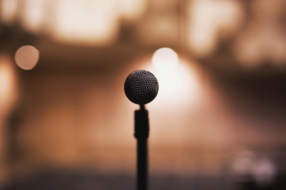 Medo de Falar em Público: Por que Acontece e Como Superar com a TCC